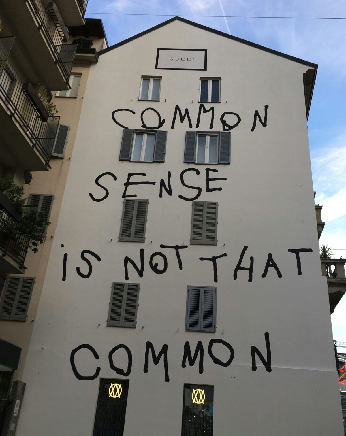 GUCCI 건물 외벽에 적힌 COMMON SENSE IS NOT THAT COMMON 문구